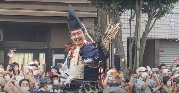 三嶋大祭り】鎌倉殿の10万人？！源頼朝の旗揚げ行列に三島が沸いた1日＜リージョナルライフ／静岡暮らし＞ 地域情報ブログ -  U・Iターン転職ならリージョナルキャリア静岡